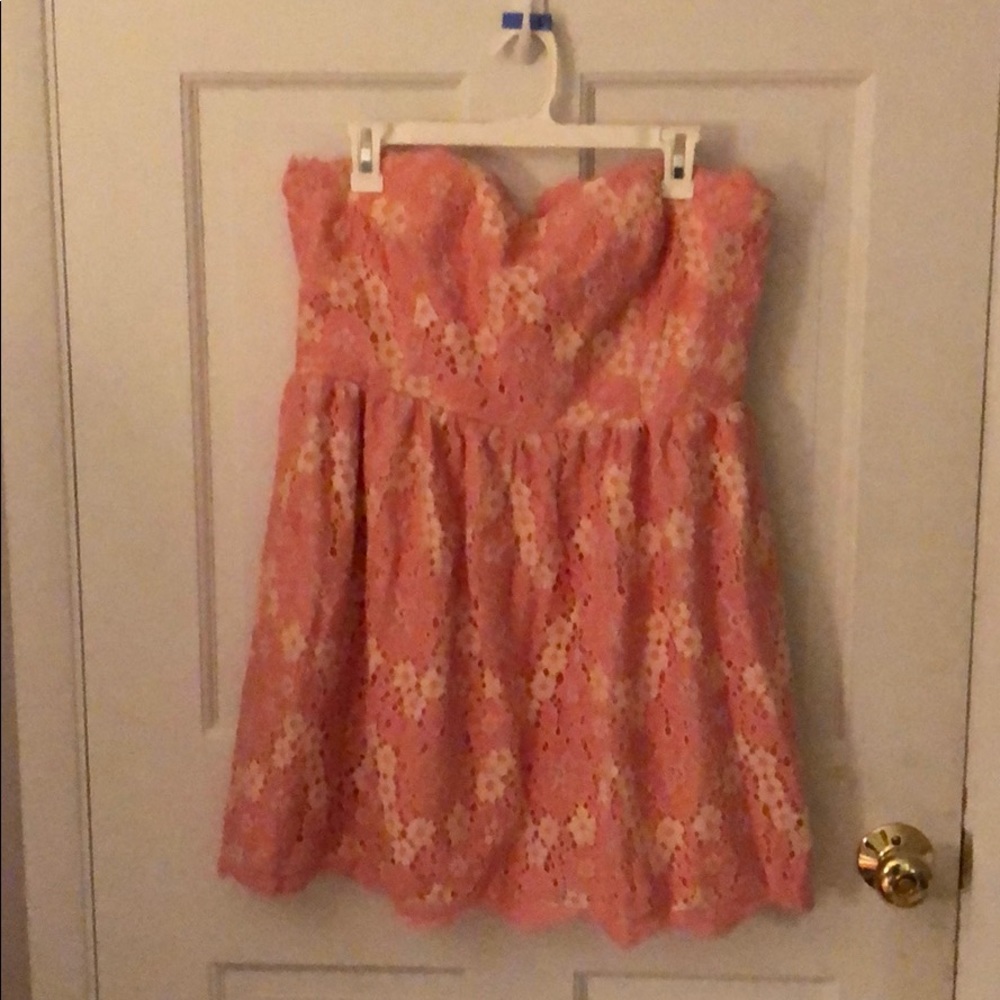 Strapless laced dress.